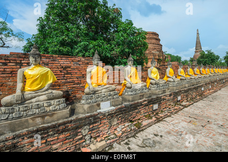 Buddha-Statuen rund um die zentrale Stupa, Wat Yai Chai Mongkons, Ayutthaya, Thailand, UNESCO-Weltkulturerbe Stockfoto