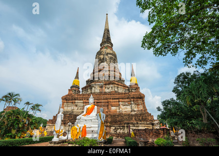 Buddha-Statuen vor der Stupa am Wat Yai Chai Mongkons, Ayutthaya, Thailand, UNESCO-Weltkulturerbe Stockfoto