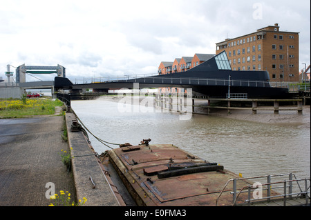 Das neu eröffnete Skala Lane Drehbrücke über River Hull gezeigt nach Osten mit den Gezeiten Sperrwerks in Sicht. Stockfoto