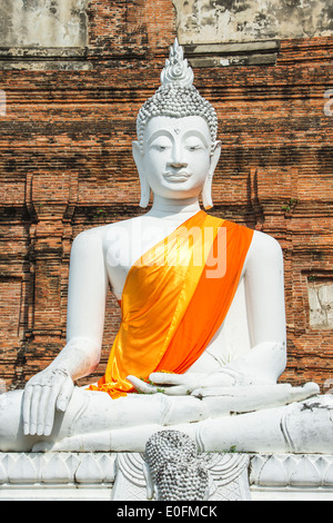 Buddha-Statue vor der Stupa am Wat Yai Chai Mongkons, Ayutthaya, Thailand, UNESCO-Weltkulturerbe Stockfoto