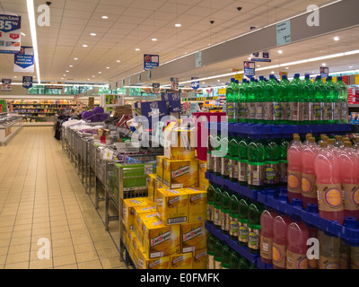 Aldi Supermarkt mit Verkauf von alkoholfreien Getränken Fälle von Bier und wöchentliche Gang bietet Stockfoto