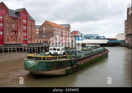 Tank Barge, Swinderby, im Besitz von Großmast Ltd unterquert Skala Brücke Richtung down River Hull Drypool Brücke Stockfoto