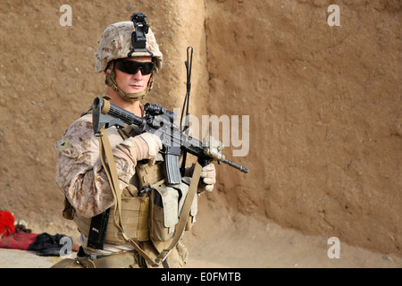 US Marine Lance Cpl. Kyle Lefever, bietet Feuer-Teamleiter mit der Bravo Company Angriff Kraft Sicherheit während einer Theke Aufstand Mission 1. Mai 2014 in Tagvreshk Dorf, Provinz Helmand, Afghanistan. Stockfoto