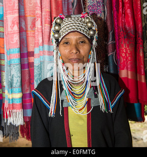 Akha Tribeswoman in traditioneller Kleidung und tragen einen kunstvollen Kopfschmuck, Chiang Mai, Thailand Stockfoto