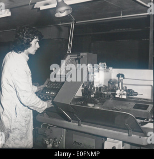 Diese Abbildung zeigt die Werkstätten und Werkstätten für Werkstoffe und Industrietechnik in den späten 1970er Jahren In diesem Rahmen werden der technologische Fortschritt und das Arbeitsumfeld der Ingenieurstudenten und -Profis in dieser Zeit hervorgehoben. Stockfoto