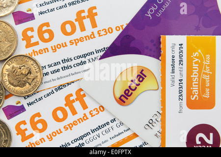 Nektar Karte und Pound Münzen mit 6 £ Rabatt Coupons zu speichern, wenn die Ausgaben in einem Sainsbury Supermarkt speichern. Wert für Geld. England Großbritannien Großbritannien Stockfoto