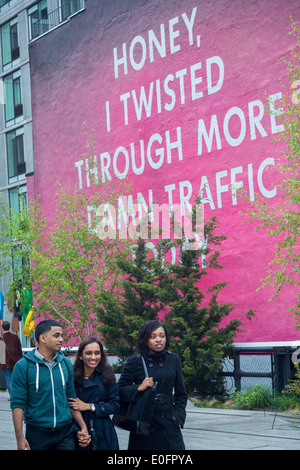 "Honig, ich Twisted Durchgangsverkehr mehr verdammt heute" des Künstlers Ed Ruscha ist entlang der High Line Park in New York gesehen. Stockfoto