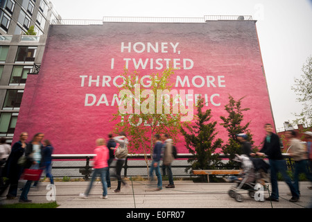 "Honig, ich Twisted Durchgangsverkehr mehr verdammt heute" des Künstlers Ed Ruscha ist entlang der High Line Park in New York gesehen. Stockfoto