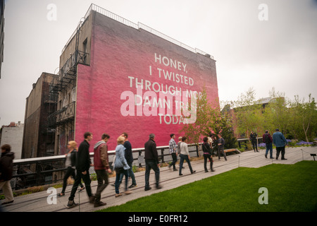 "Honig, ich Twisted Durchgangsverkehr mehr verdammt heute" des Künstlers Ed Ruscha ist entlang der High Line Park in New York gesehen. Stockfoto