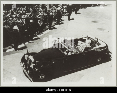 Königin Elisabeth II. Und Prinz Philip, Duke of Edinburgh, besuchten Sydney 1954 im Rahmen ihrer königlichen Tour. Der Besuch war ein bedeutender Moment in der Geschichte Australiens, der die Verbindung der Monarchie zur Nation widerspiegelt. Stockfoto