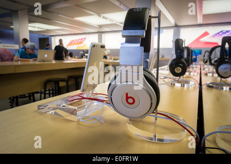 Kopfhörer von Beats Electronics gesehen in einem Apple Store in New York Stockfoto