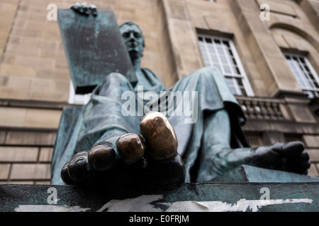 Statue von Hume von Alexander Stoddart auf der Royal Mile in Edinburgh Stockfoto