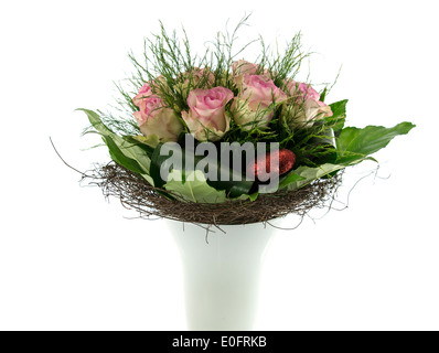 Vase mit rosa Rosen, isoliert auf weiss Stockfoto