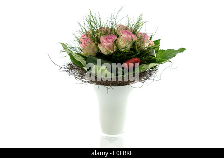 Vase mit rosa Rosen, isoliert auf weiss Stockfoto