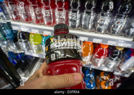 Powerade Marke Sportgetränke von Coca-Cola in einem Supermarkt Kühler in New York Stockfoto