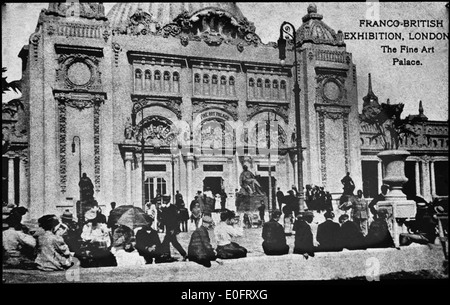 Ein Foto, das den Fine Art Palace auf der Franco-British Exhibition 1908 in London zeigt, einer Veranstaltung, die den kulturellen Austausch zwischen Frankreich und Großbritannien feiert. Das Bild fängt das architektonische Design des Schlosses und die Ausstellungsatmosphäre ein. Stockfoto