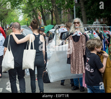 Käufer suchen Schnäppchen auf einem Flohmarkt im New Yorker Stadtteil Greenwich Village Stockfoto