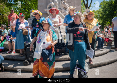 Mitglieder des Granny Peace Brigade und Raging Grannies singen Anti-Kriegs-Lieder am Muttertag Stockfoto