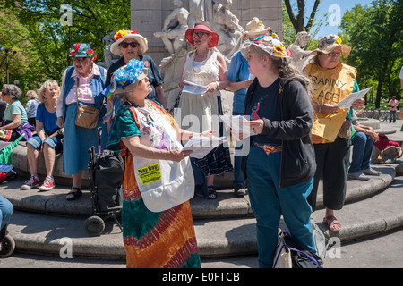 Mitglieder des Granny Peace Brigade und Raging Grannies singen Anti-Kriegs-Lieder am Muttertag Stockfoto