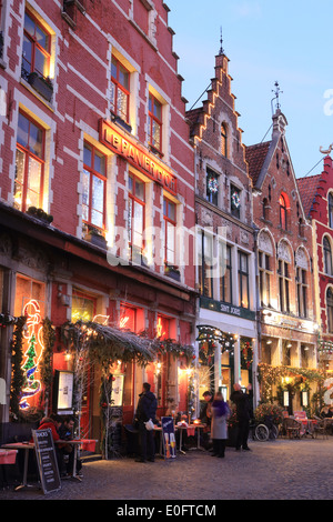 Restaurants dekoriert zu Weihnachten, am Abend, am Marktplatz, in Brügge, West-Flandern, Belgien Stockfoto