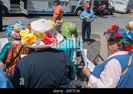 Mitglieder des Granny Peace Brigade und Raging Grannies singen Anti-Kriegs-Lieder am Muttertag Stockfoto