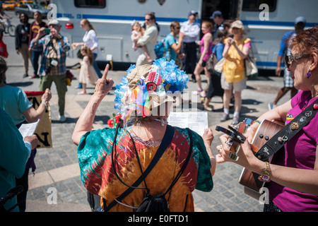 Mitglieder des Granny Peace Brigade und Raging Grannies singen Anti-Kriegs-Lieder am Muttertag Stockfoto