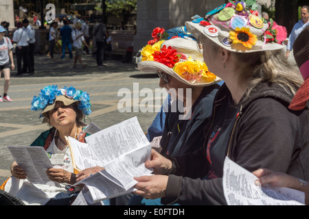 Mitglieder des Granny Peace Brigade und Raging Grannies singen Anti-Kriegs-Lieder am Muttertag Stockfoto