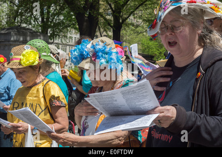 Mitglieder des Granny Peace Brigade und Raging Grannies singen Anti-Kriegs-Lieder am Muttertag Stockfoto