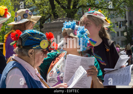 Mitglieder des Granny Peace Brigade und Raging Grannies singen Anti-Kriegs-Lieder am Muttertag Stockfoto