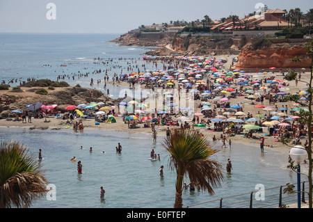 Strand mit Sonne-liebende Urlauber am 29. Juli 2012 in La Zenia, Spanien überfüllt. Stockfoto