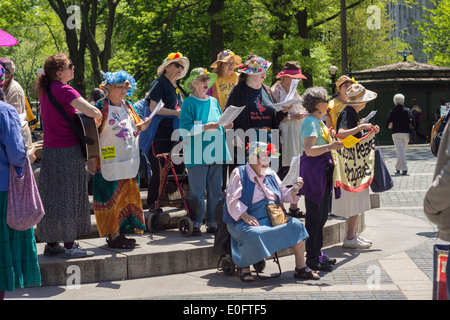 Mitglieder des Granny Peace Brigade und Raging Grannies singen Anti-Kriegs-Lieder am Muttertag Stockfoto