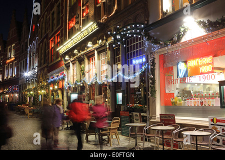 Bars, Restaurants und Cafés dekoriert zu Weihnachten, am Abend, am Marktplatz, in Brügge, West-Flandern, Belgien Stockfoto