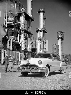 [1952 Pontiac Chieftain DeLuxe Catalina, Dow Chemical Plant, General Motors Corp] Stockfoto