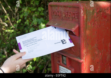 Briefwahl Umschlag in einen Briefkasten Stockfoto