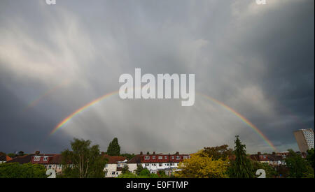 Wimbledon, London, UK. 12. Mai 2014. Starker Regen und Sonnenlicht schafft heute Abend einen doppelten Regenbogen über Dächer in SW London Credit: Malcolm Park Leitartikel/Alamy Live-Nachrichten Stockfoto