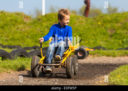 Junge Spaß mit Buggy Warenkorb. Marken sind entfernt worden. Stockfoto