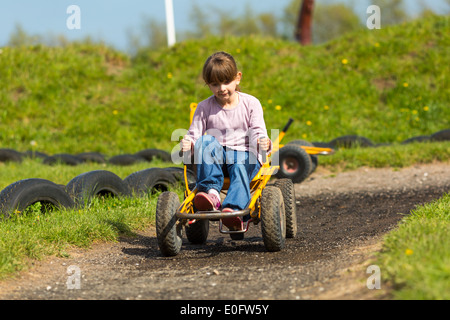 Mädchen Spaß einen Buggy Wagen fahren. Marken sind entfernt worden. Stockfoto