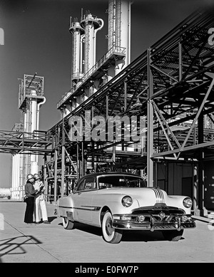 [1952 Pontiac Chieftain DeLuxe Catalina, Dow Chemical Plant, General Motors Corp] Stockfoto