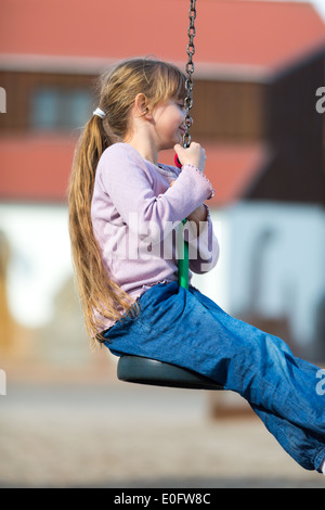 Mädchen auf Zip-Line in der Luft. An einem sonnigen Tag aufgenommen. Stockfoto