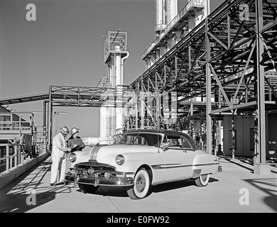 [1952 Pontiac Chieftain DeLuxe Catalina, Dow Chemical Plant, General Motors Corp] Stockfoto