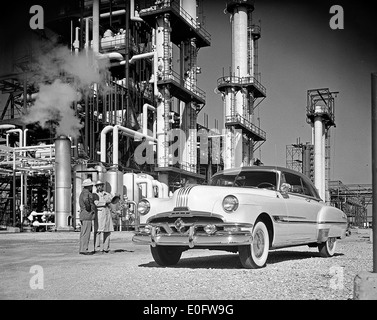 [1952 Pontiac Chieftain DeLuxe Catalina, Dow Chemical Plant, General Motors Corp] Stockfoto