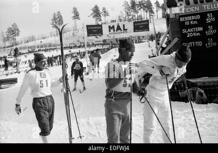Eero Maentyranta und Franco Nones, zwei legendäre Skifahrer, nachdem sie die Mitte der Skiweltmeisterschaften 1966 in Oslo überstanden hatten. Dieser Moment fängt das Wesen des Wettkampfs im Holmenkollen ein, einem der prestigeträchtigsten Skiveranstaltungen der damaligen Zeit. Stockfoto