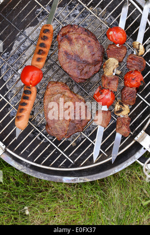 Kochen auf dem Grill Grill Sortiment Würste Steaks und Spieße Stockfoto