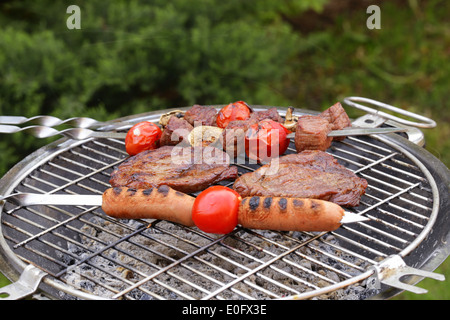 Kochen auf dem Grill Grill Sortiment Würste Steaks und Spieße Stockfoto