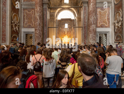 Besucher dieser Seite von Michelangelos "Pietà" in Str. Peters Basilica Kirche, Vatikan, Rom Italien Europa Stockfoto