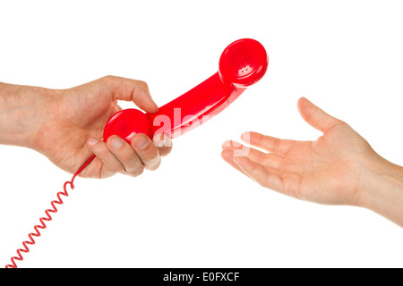 Mann einer Frau ein altes rotes Telefon verleihen Stockfoto