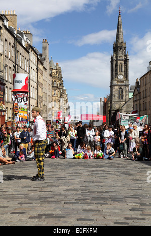 Street Performer Comedian Pedro Tochas aus Portugal unterhält ein Publikum auf der Royal Mile beim Edinburgh International Festival Fringe, Schottland, Großbritannien Stockfoto