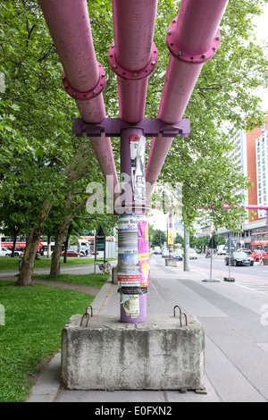 Rosa obenliegenden Leitungen Berlin Deutschland Stockfoto