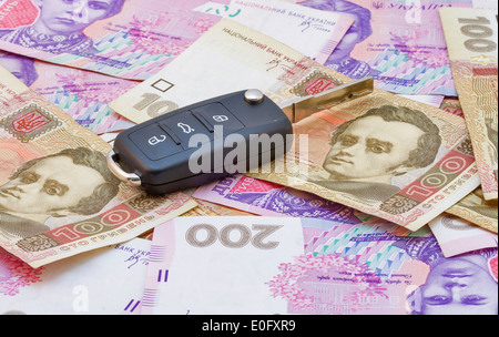 Autoschlüssel über die Hryvna ukrainischen Banknoten Stockfoto