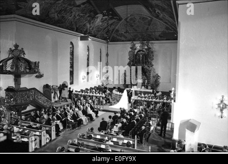 Dieses Bild zeigt die Hochzeit von Sonja und Harald in der Kathedrale von Oslo. Die Zeremonie, die 1968 stattfand, war ein wichtiges Ereignis in der norwegischen Königsgeschichte. Das Foto zeigt die Bedeutung des königlichen Paares und die Pracht der Kathedrale. Stockfoto
